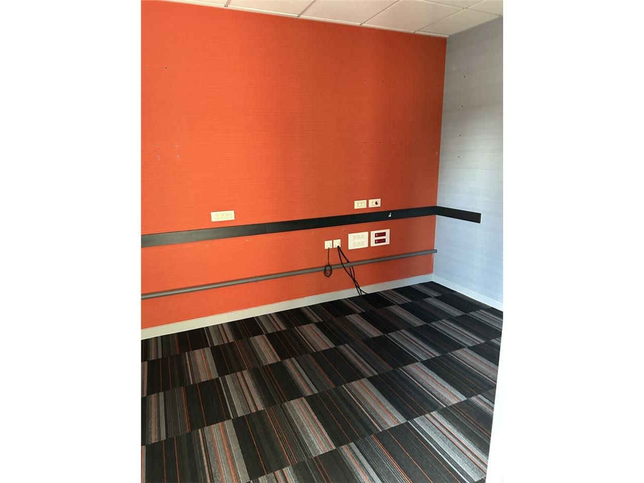 Local commercial d'environ 146 m2