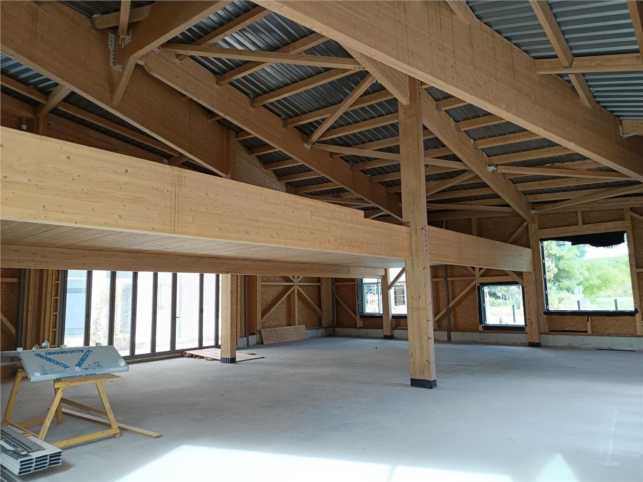 Local commercial livré brut de béton fluides en a