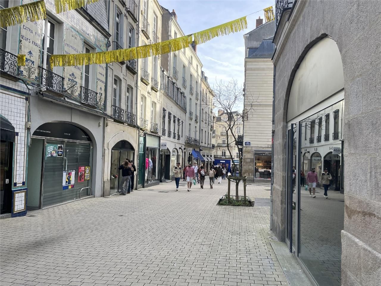 Local commercial d'environ 30 m2 situé dans une r