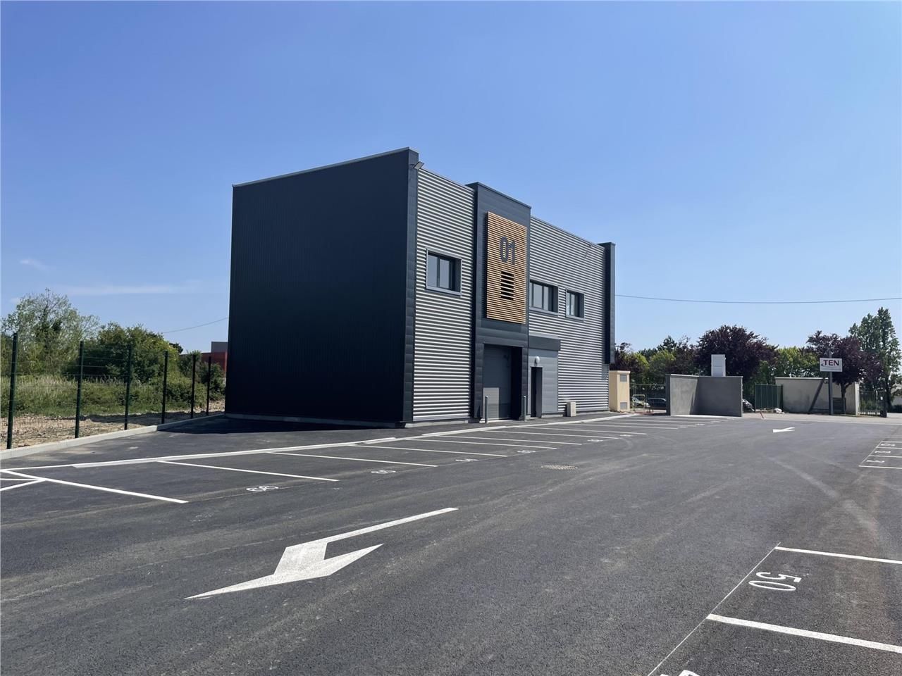 A deux pas du périphérique et dans une zone indus