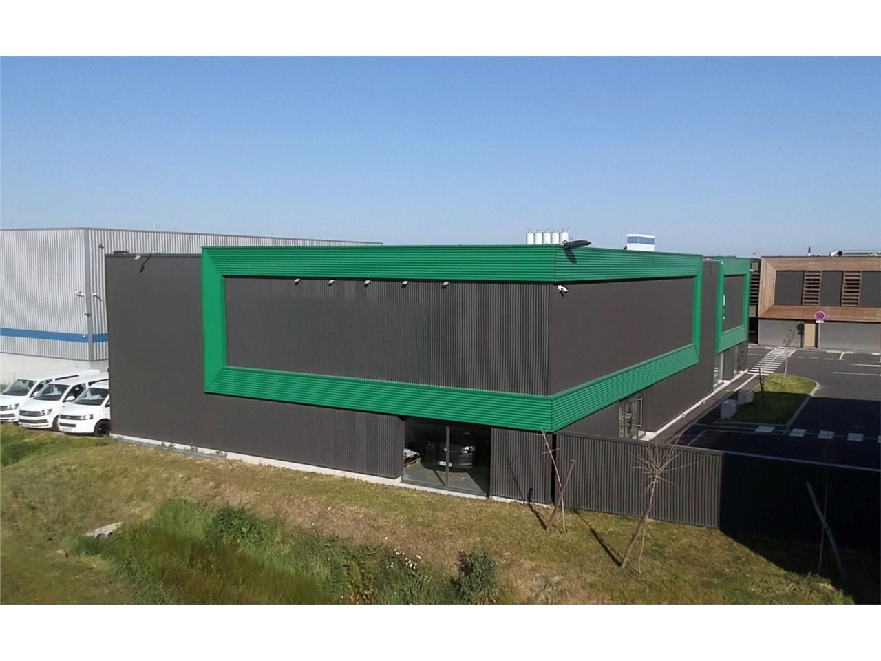 Idéalement situé avec un accès logistique de 1er