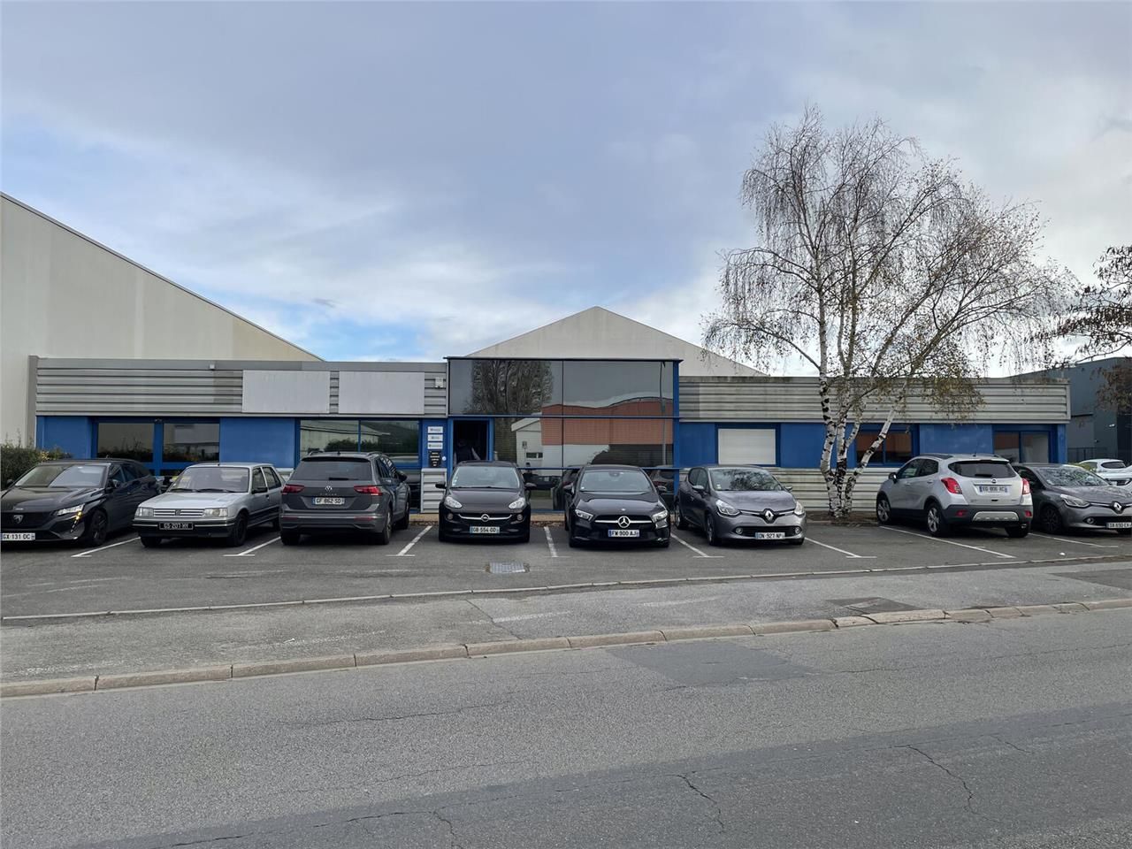 À la vente, un bâtiment indépendant d'environ 300