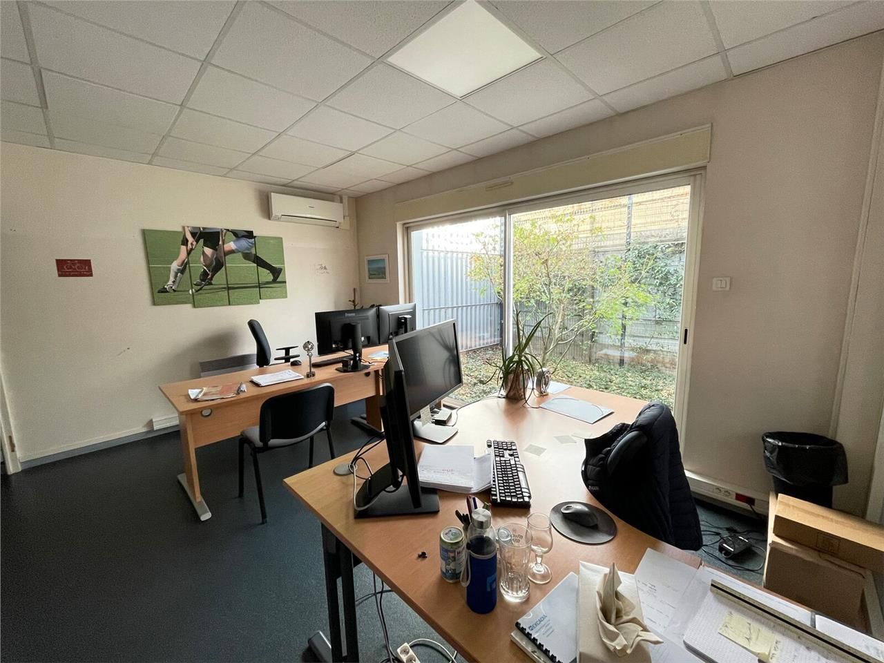 À la vente, un bâtiment indépendant d'environ 300