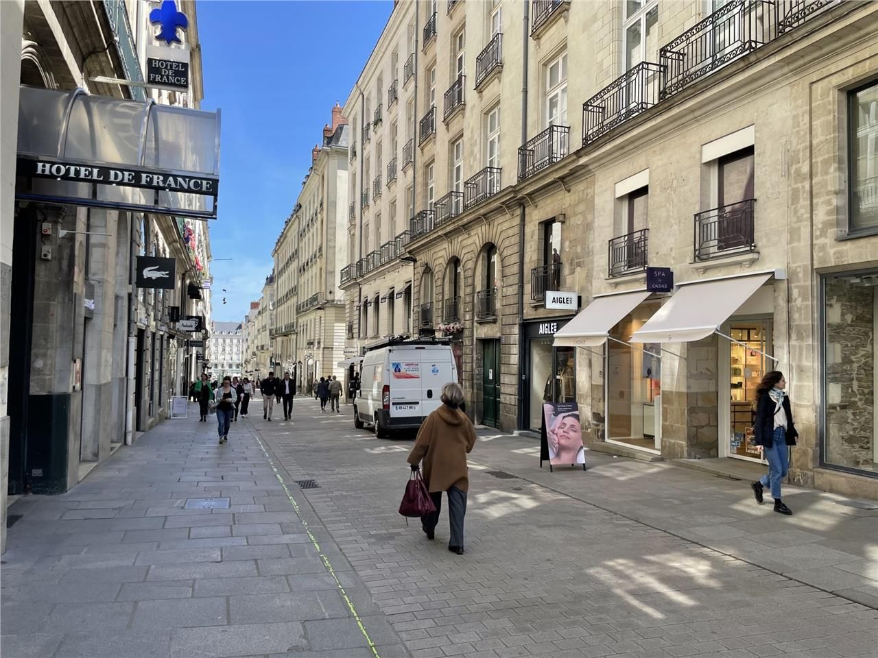Magnifique magasin idéalement placé dans la rue C
