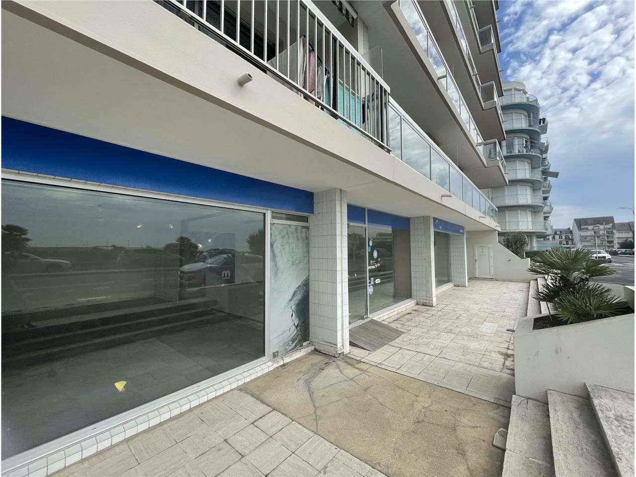 Situé au RDC  d'un immeuble  mixte en copropriété