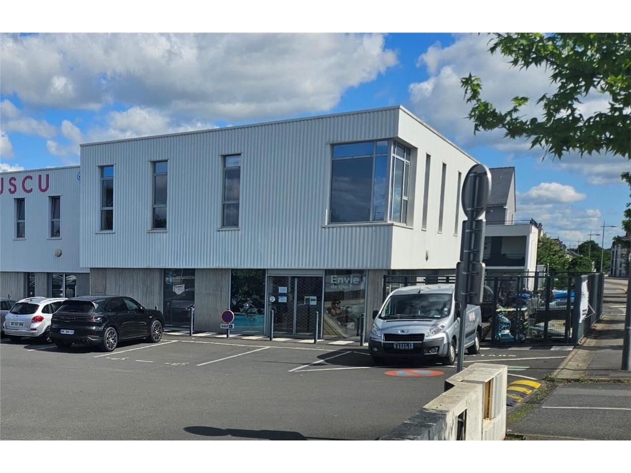 Nous vous proposons au sein de l'ensemble commerc