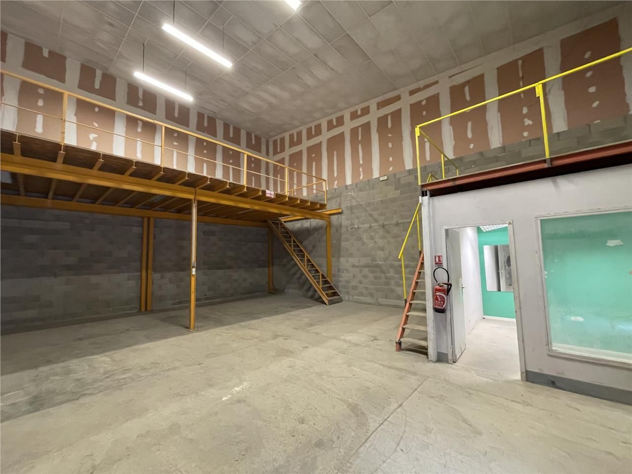 A louer locaux d'activités Vendargues  Dans un en