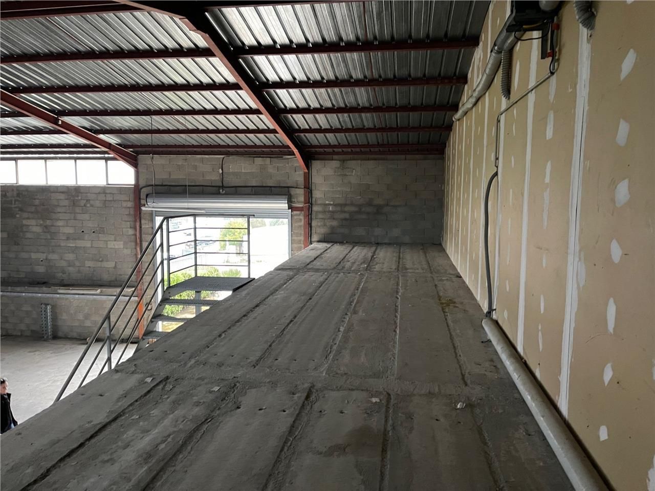 CBRE vous propose des locaux d'activité de 187 m²