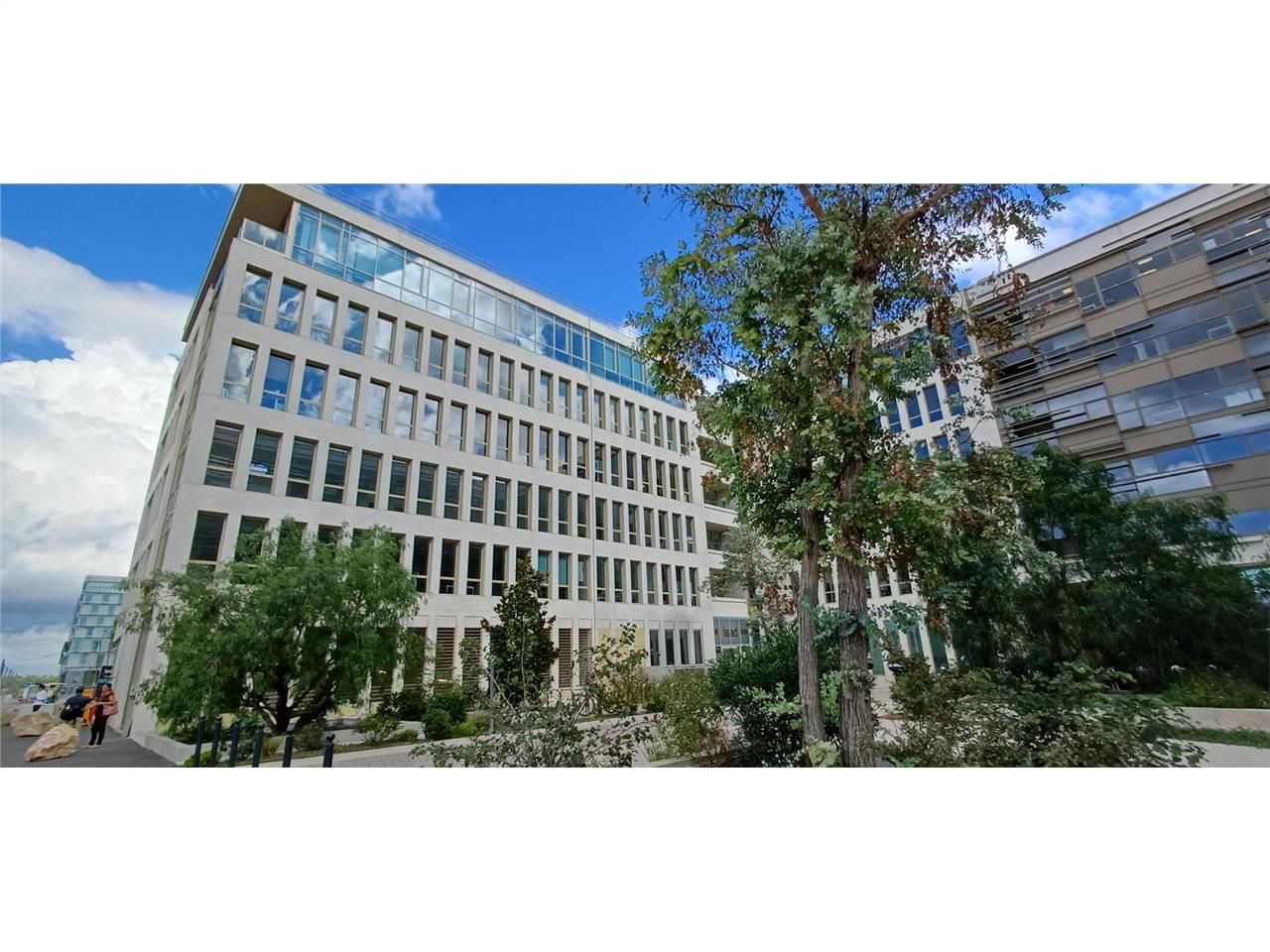 Nous proposons à la vente 2 plateaux de bureaux