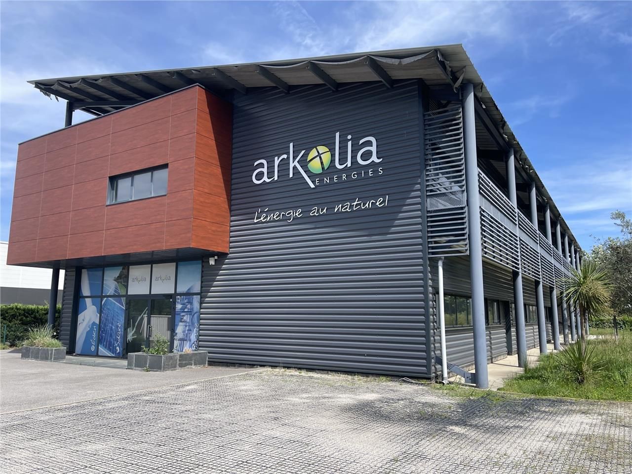 Nous vous proposons à la vente un bâtiment de bur