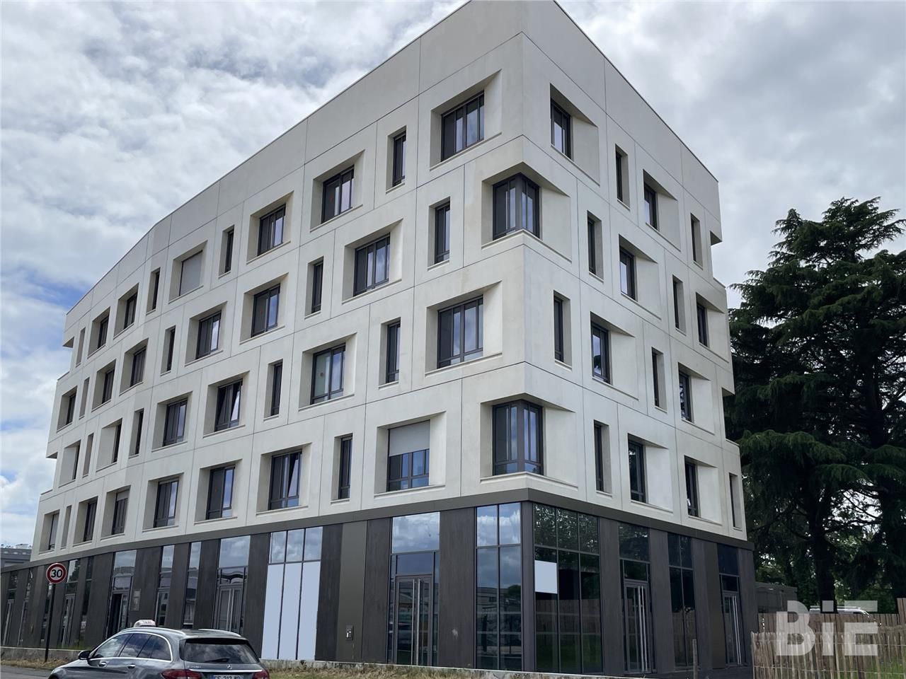 Situé dans le centre ville de Bègles, le PARC NEW