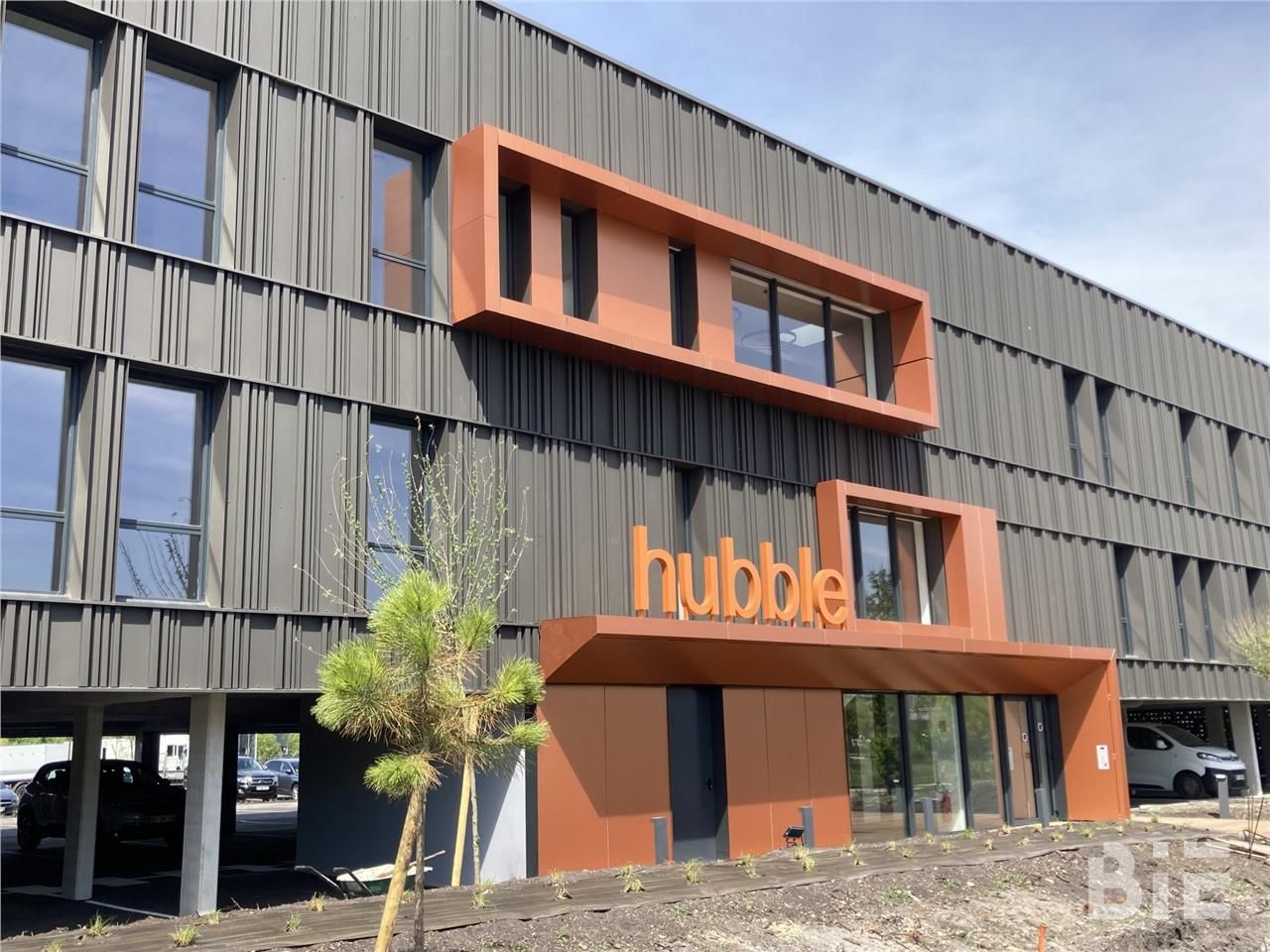 Situé au sein du Parc Vert Castel, HUBBLE bénéfic