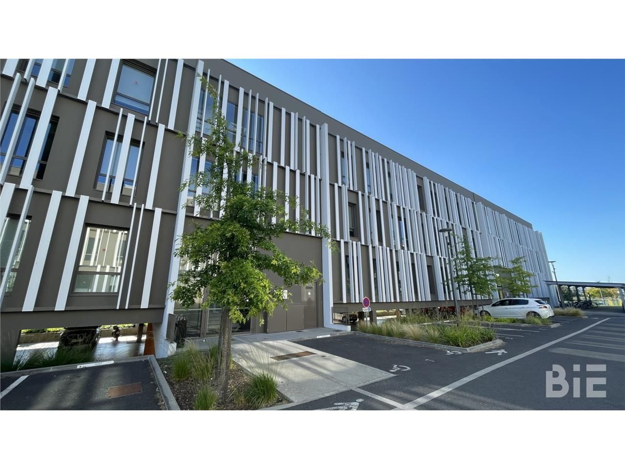 Situé sur la zone d'activités du Parc de Chavaill