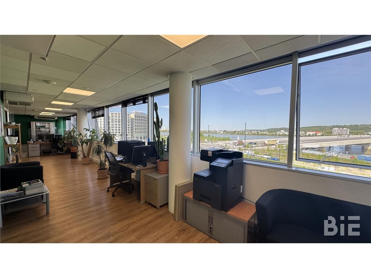 Face à la Garonne, au pied du nouveau pont Simone