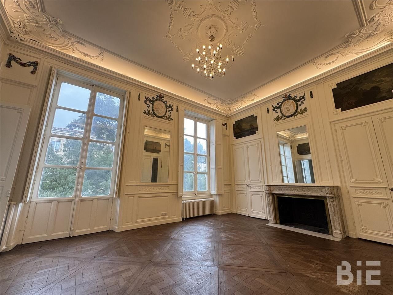 BORDEAUX TRIANGLE D'OR : Au premier étage d'un im