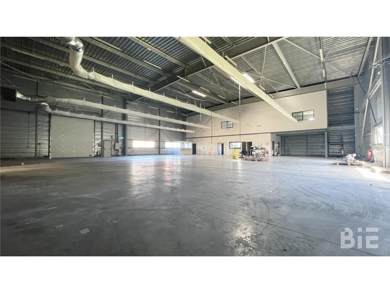 Nous vous proposons ce bâtiment d'activité totale