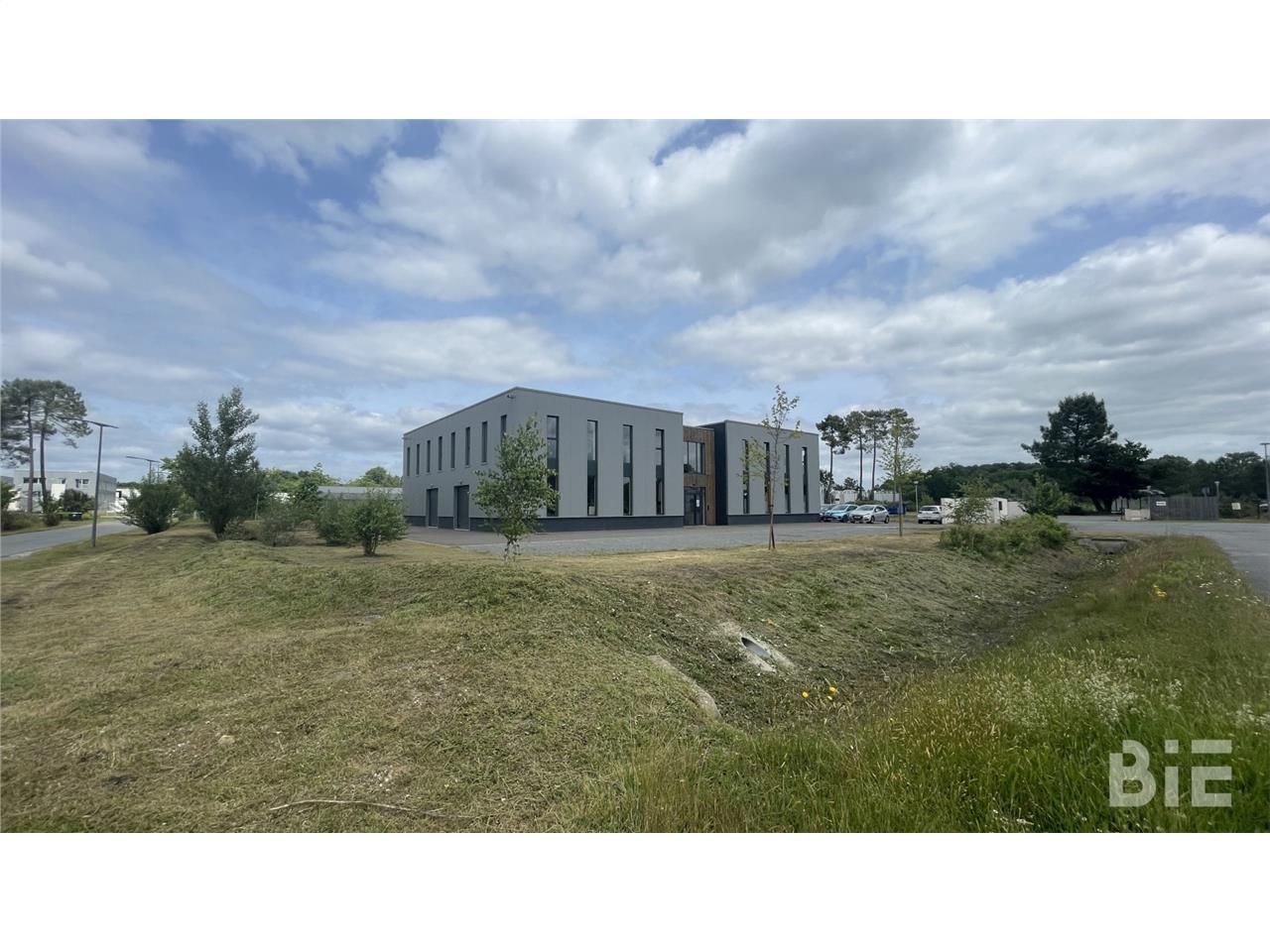 Nous vous proposons ce bâtiment avec de belles pr