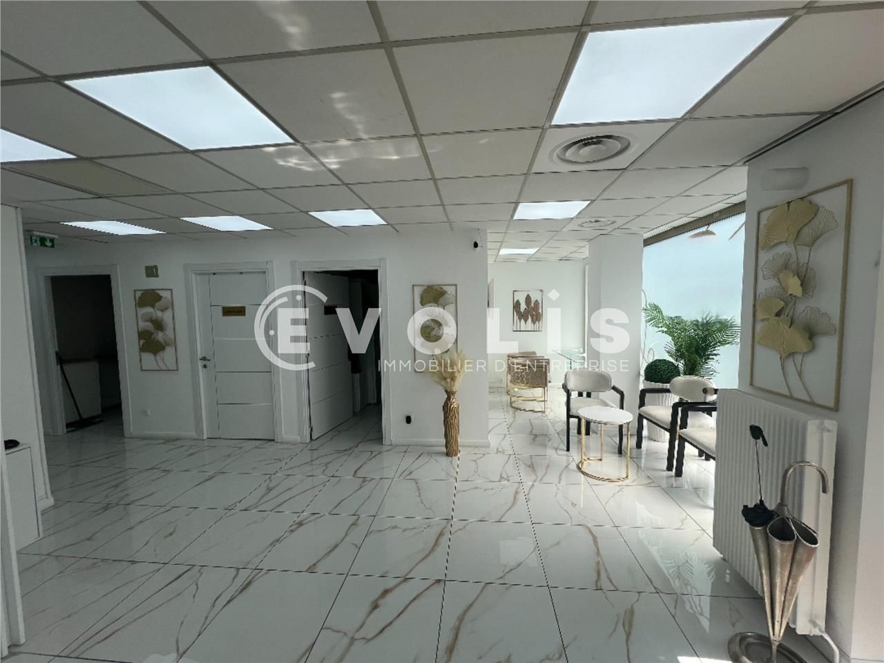 Idéalement situé au coeur d'une zone commerciale 