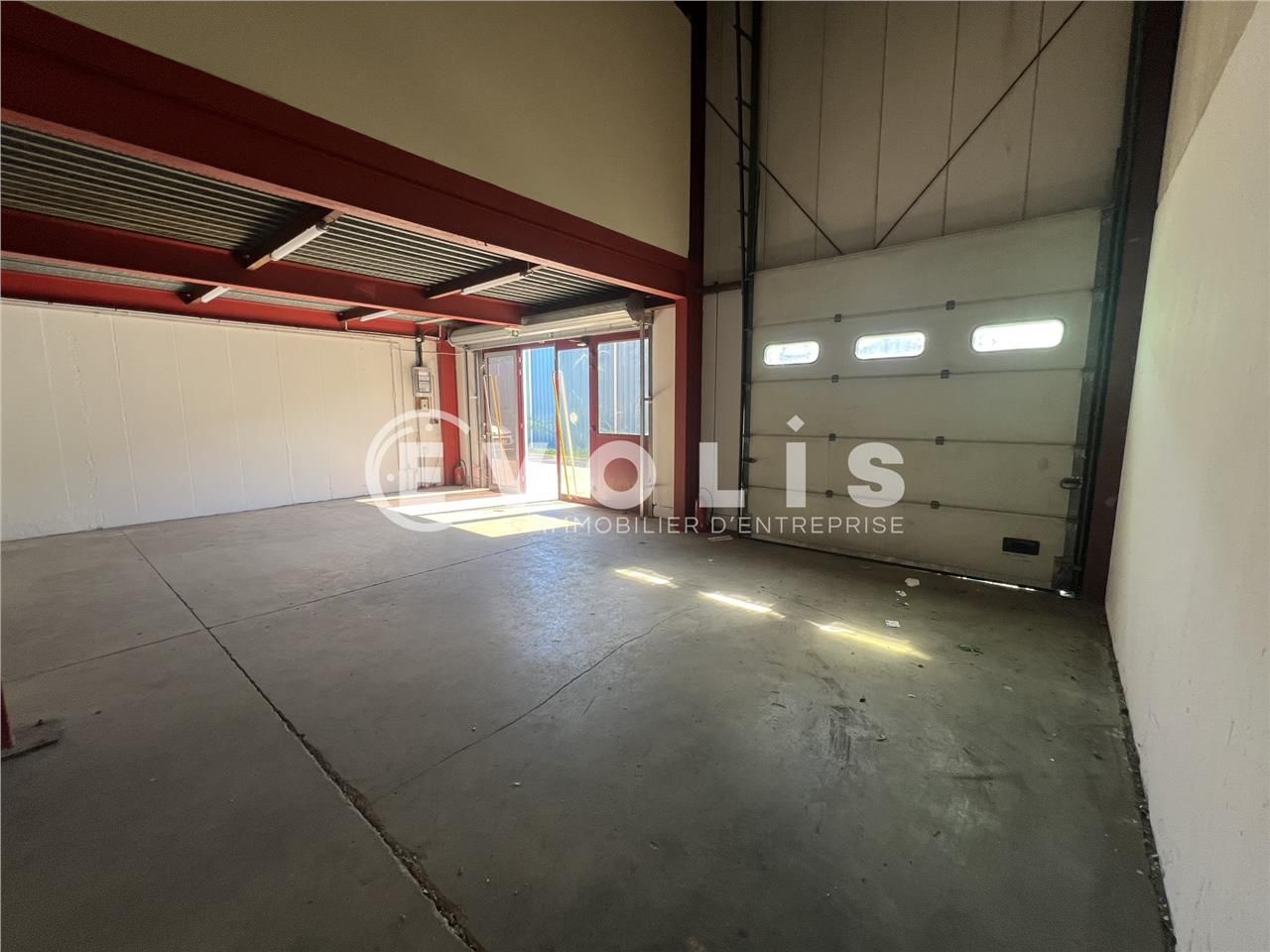 Situés dans une zone d'activité dynamique, à prox