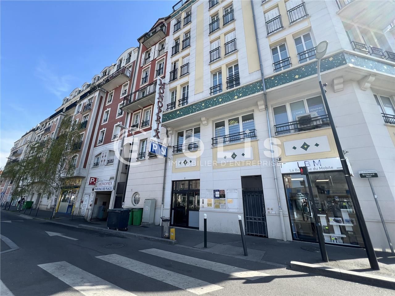 A proximité immédiate du tramway T4, aux Pavillon