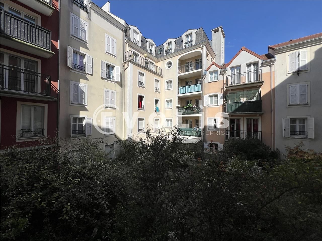 A proximité immédiate du tramway T4, aux Pavillon