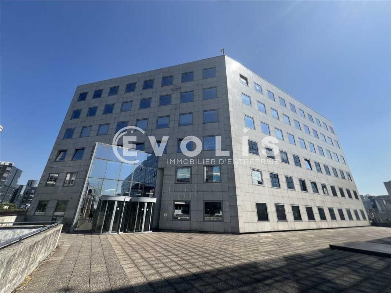 Au sein d'un immeuble tertiaire, et à proximité i