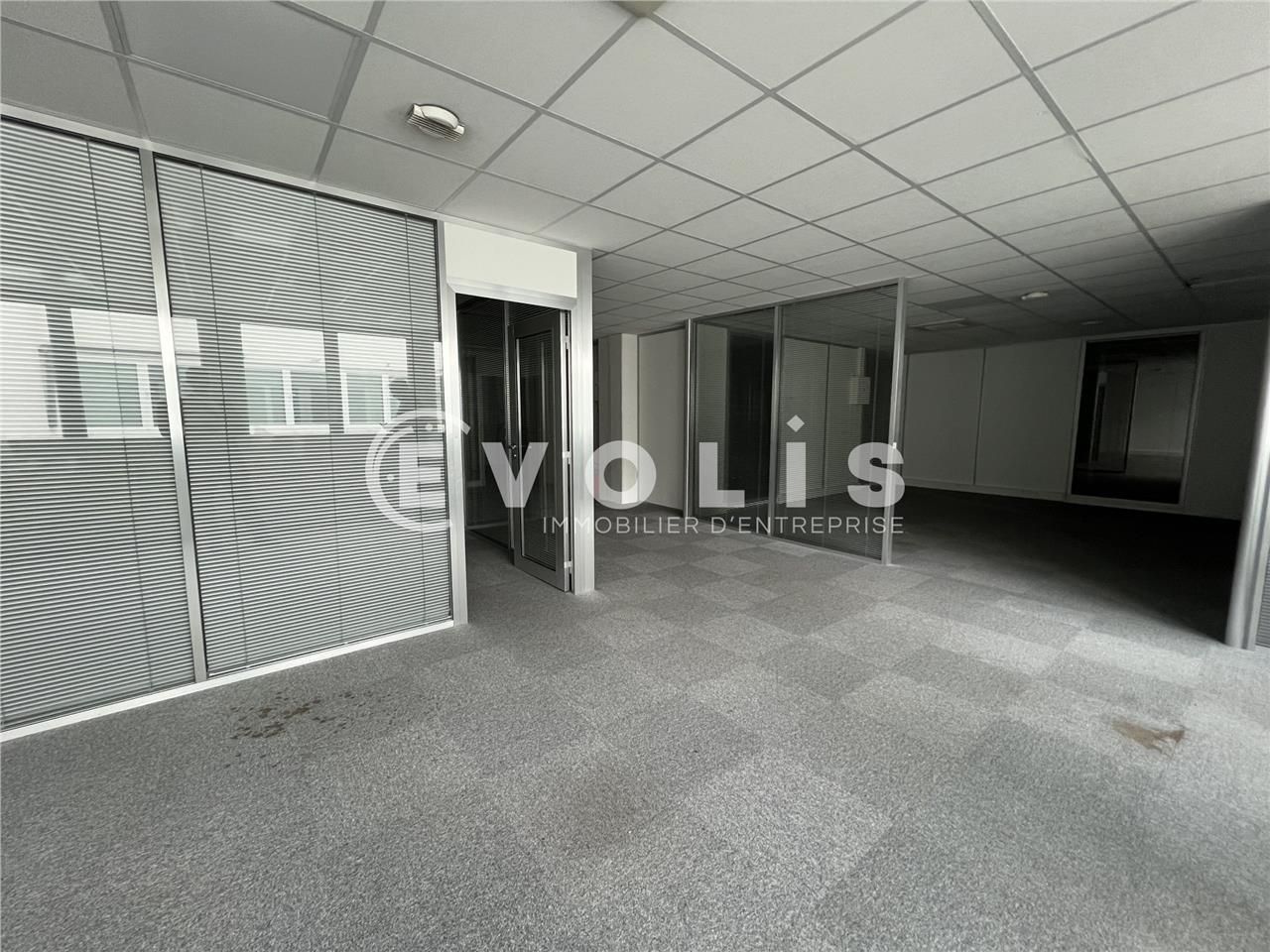 A proximité de l'autoroute A4 et avec de nombreus