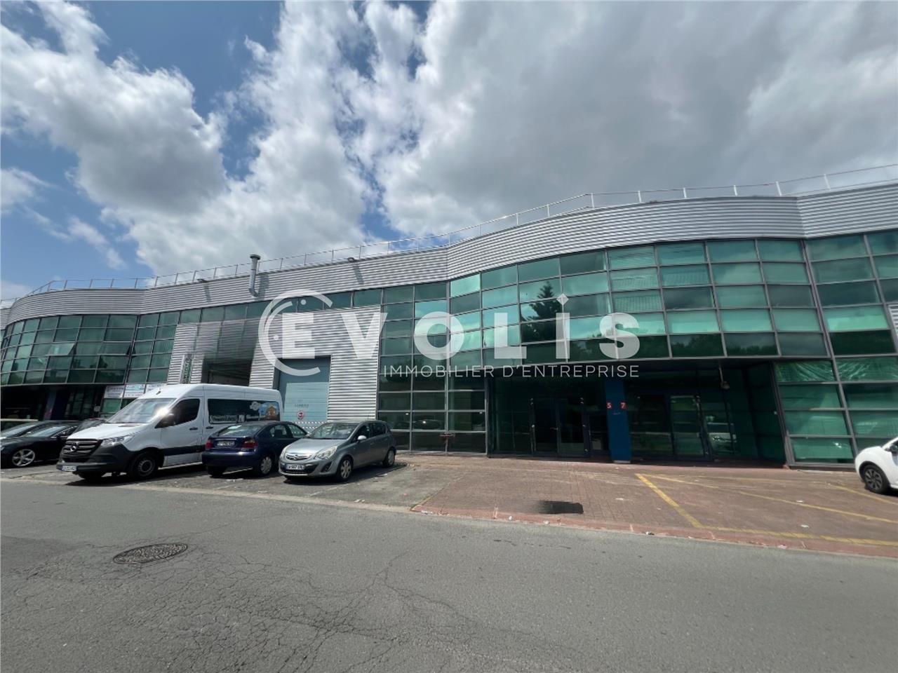 Au sein de la zone d'activités II Saint-Julien, E