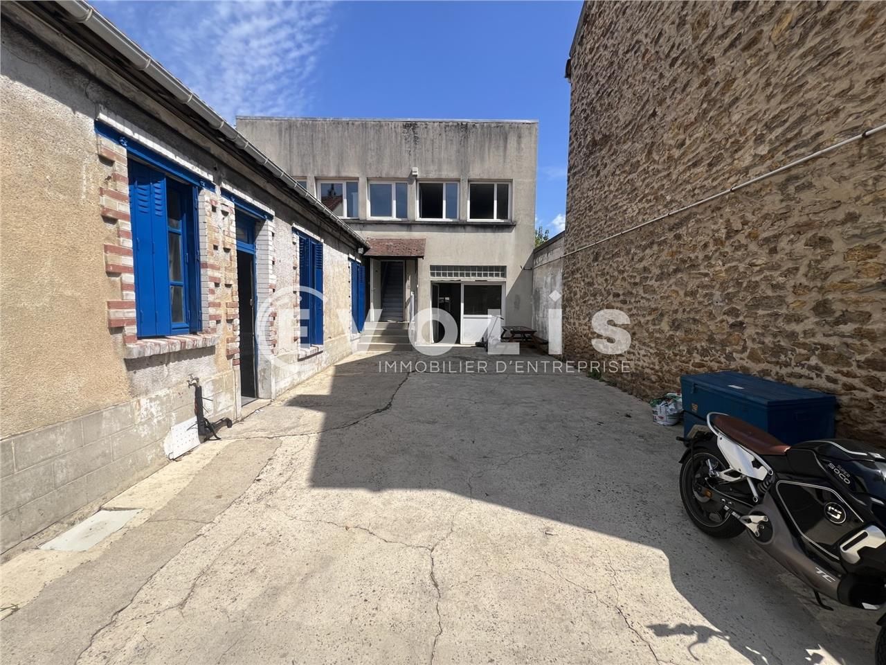 Idéalement situé dans une zone d'activité dynamiq