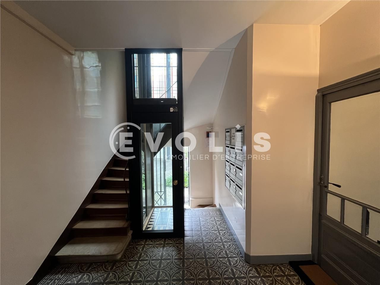 Situé en plein coeur d'une ville dynamique, au pi