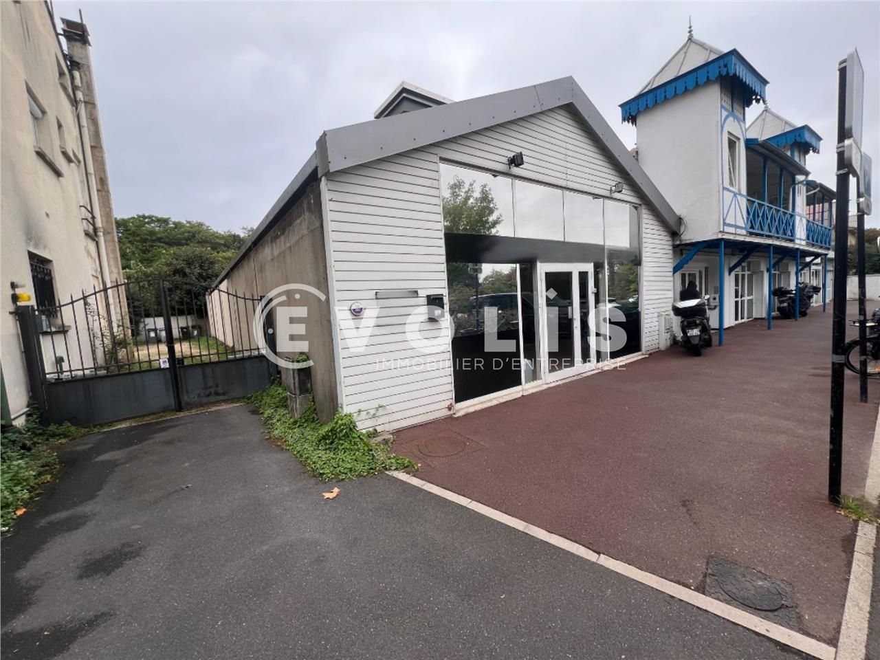 A louer, bâtiment indépendant de 600 m² non divis