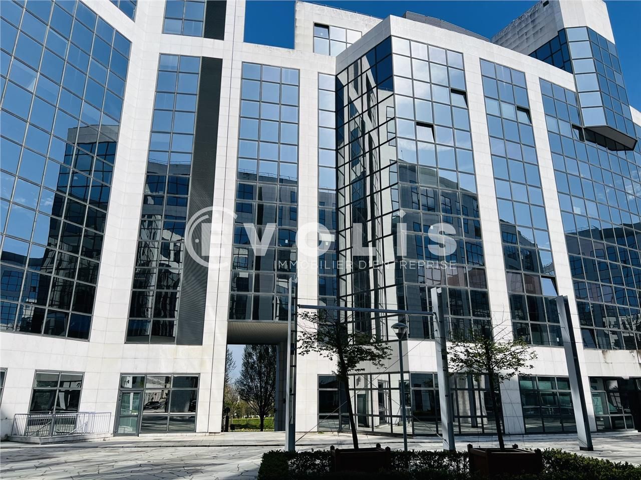 Situé au coeur vibrant du quartier d'affaires de 