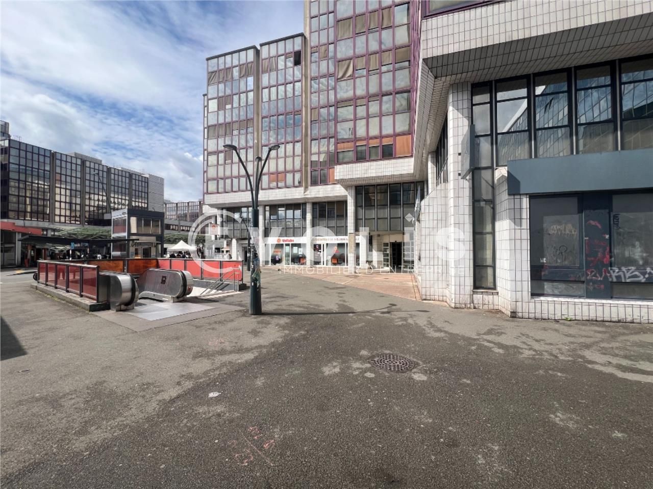 Situé dans un quartier d'affaires dynamique de la