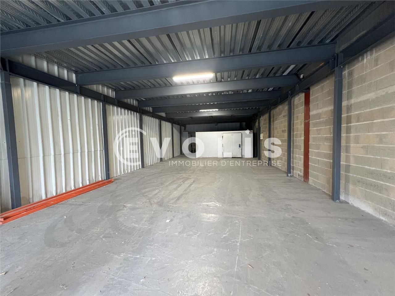 Situé au sein d'une zone d'activité, à Valenton, 