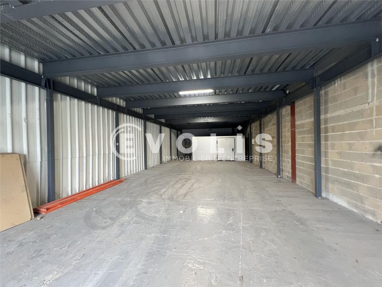 Situé au sein d'une zone d'activité, à Valenton, 