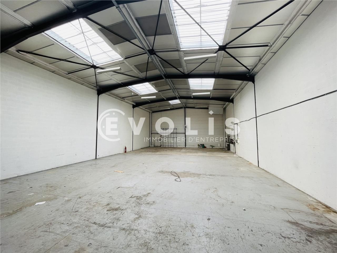 A proximité immédiate de la Francilienne N104, au