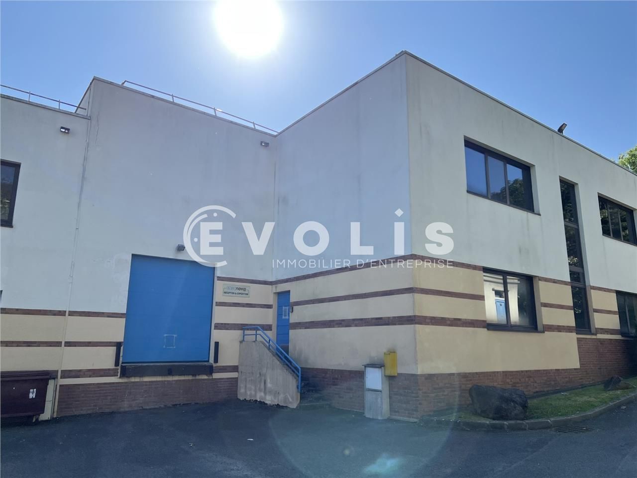 À proximité immédiate de la Francilienne N104 et