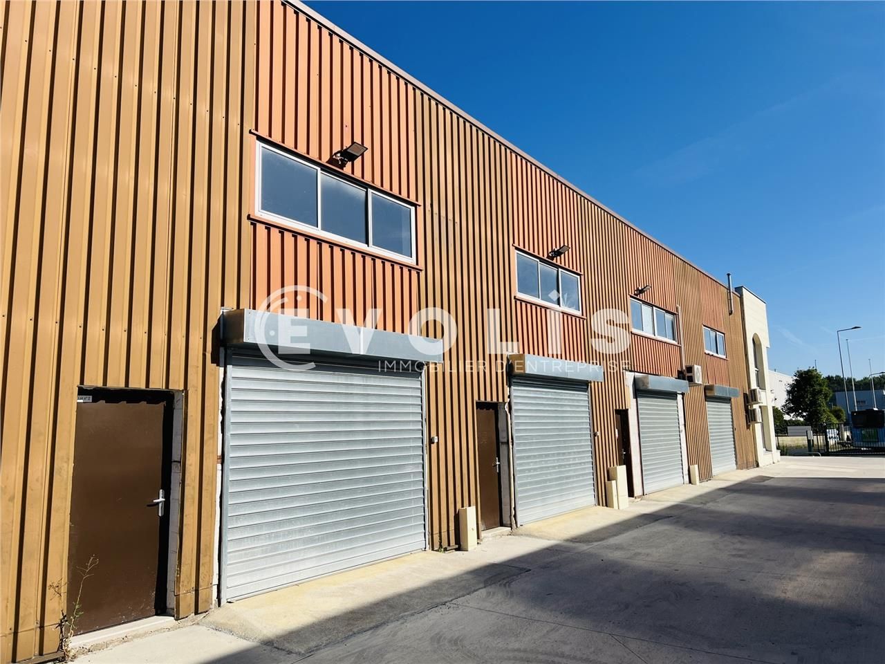 À proximité immédiate de la Francilienne N104, av