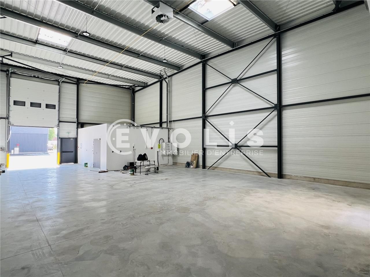 À proximité immédiate de l'autoroute A5, avec une