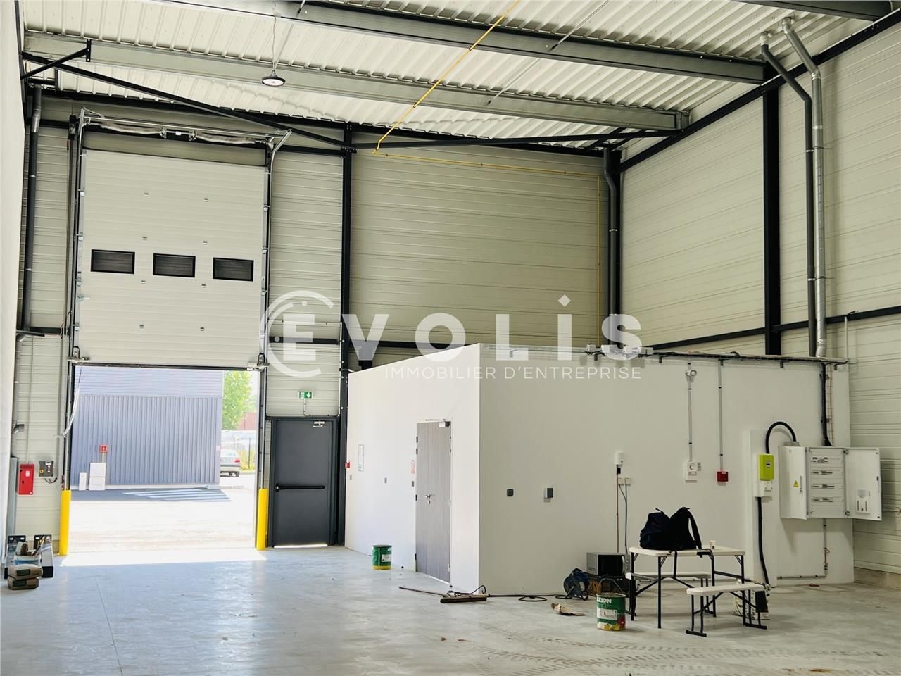 À proximité immédiate de l'autoroute A5, avec une