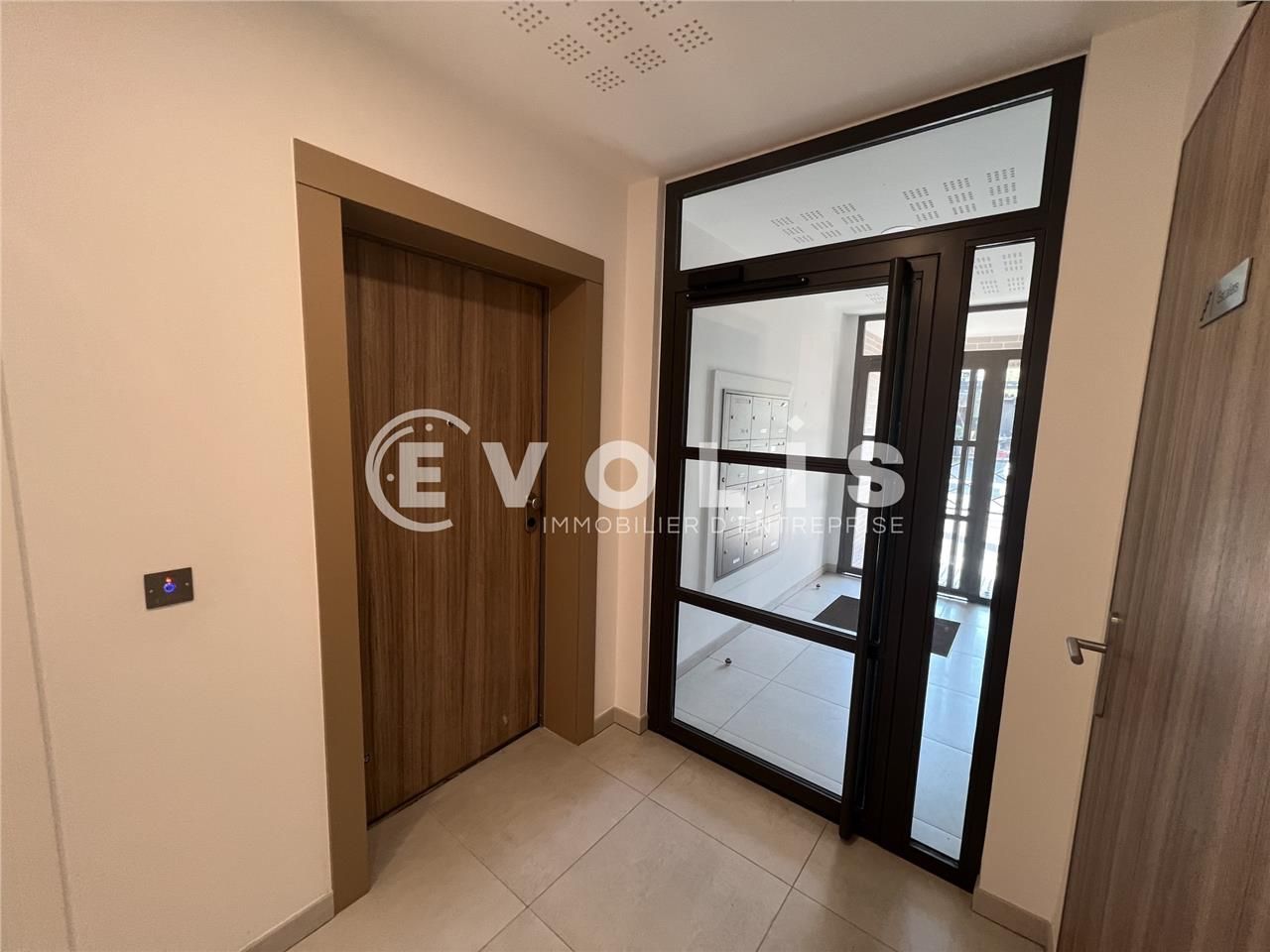 Situé dans un quartier vivant et dynamique de Sai