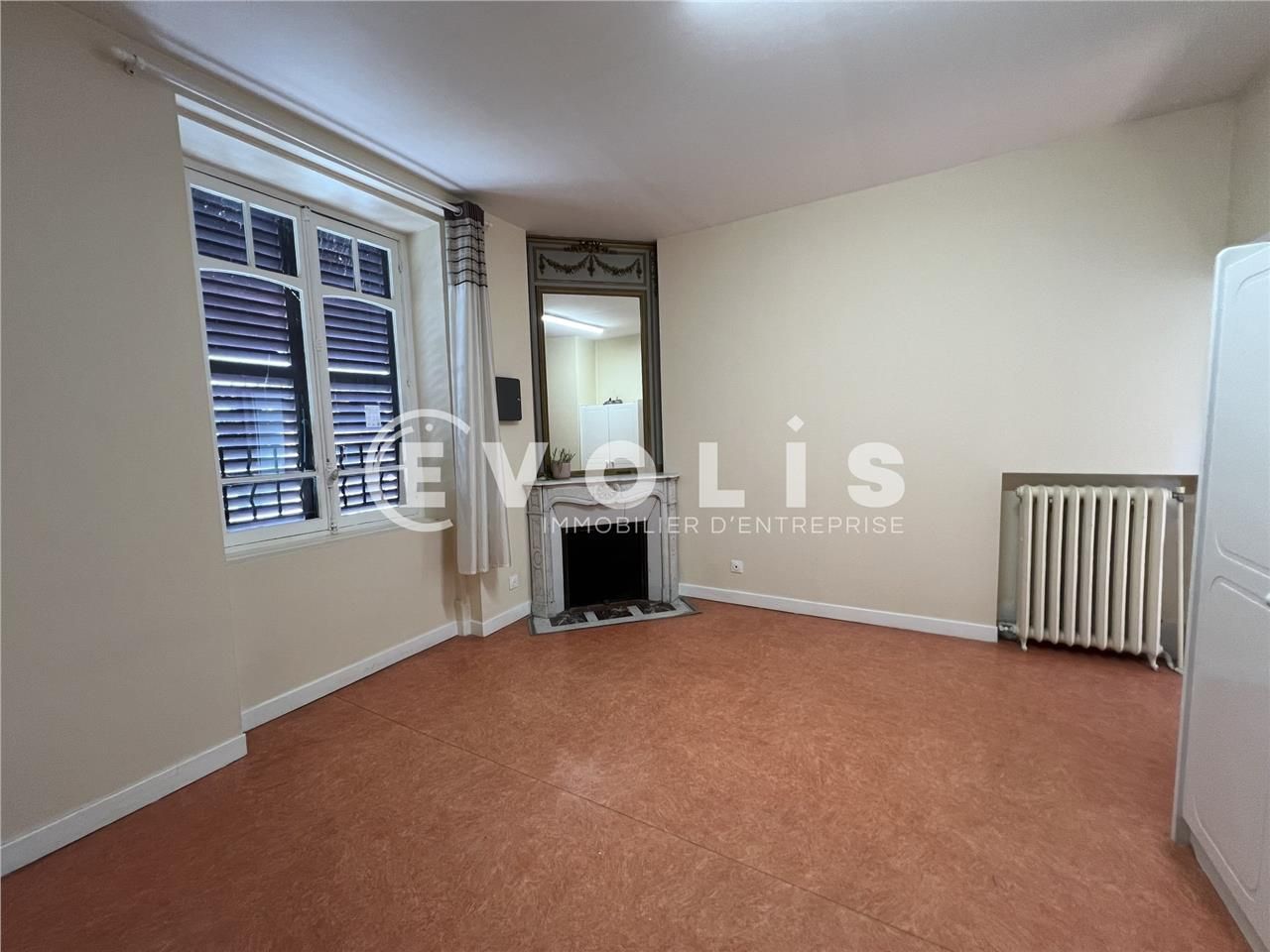 En plein centre ville de Mandres-les-Roses, EVOLI