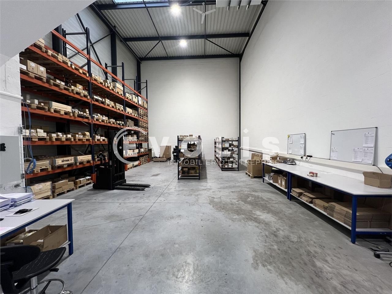 Situé idéalement à proximité de l'autoroute A104 