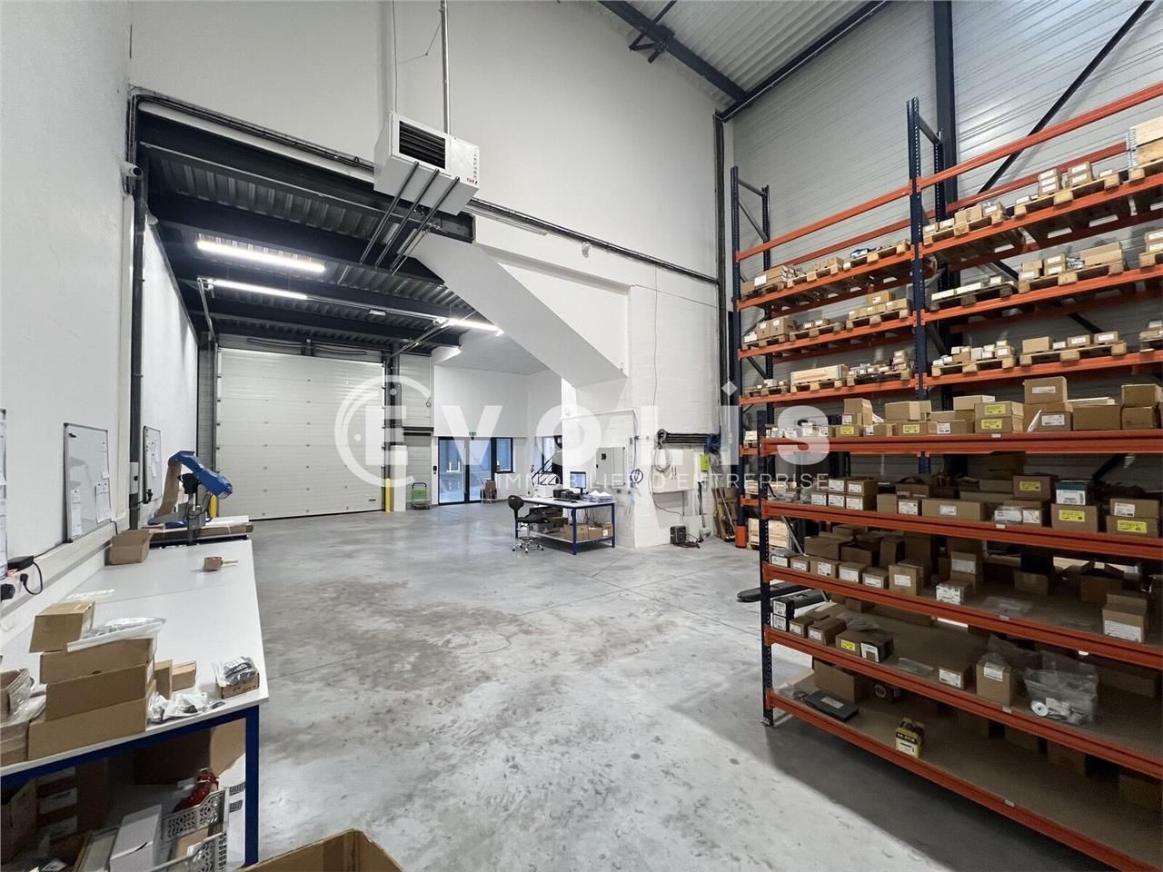 Situé idéalement à proximité de l'autoroute A104 