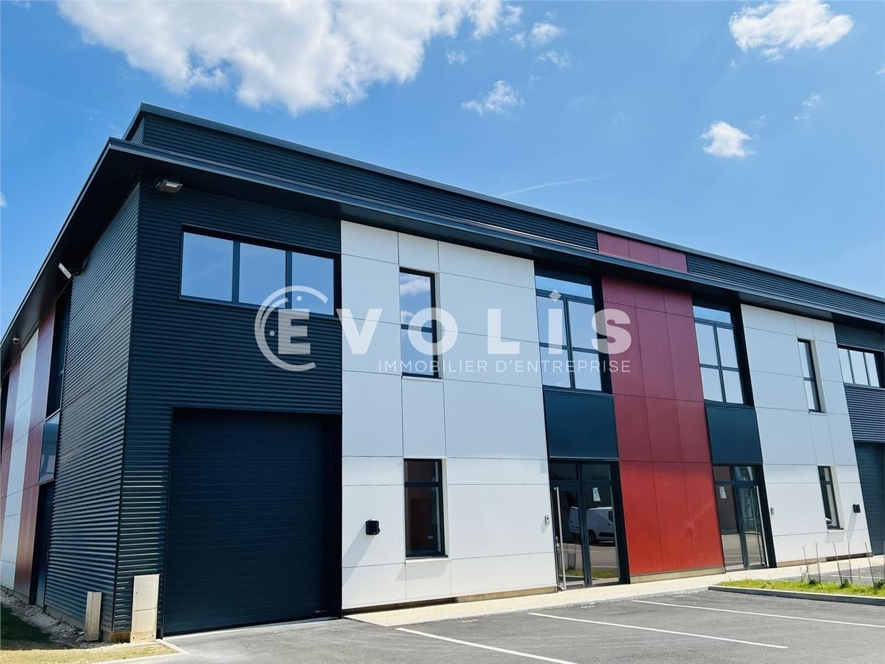 À proximité immédiate de l'autoroute A5 et de la