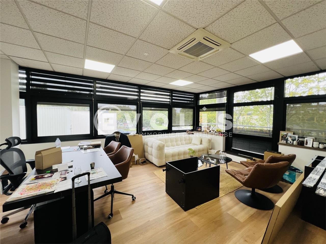 Situé à proximité immédiate de la gare RER A de L