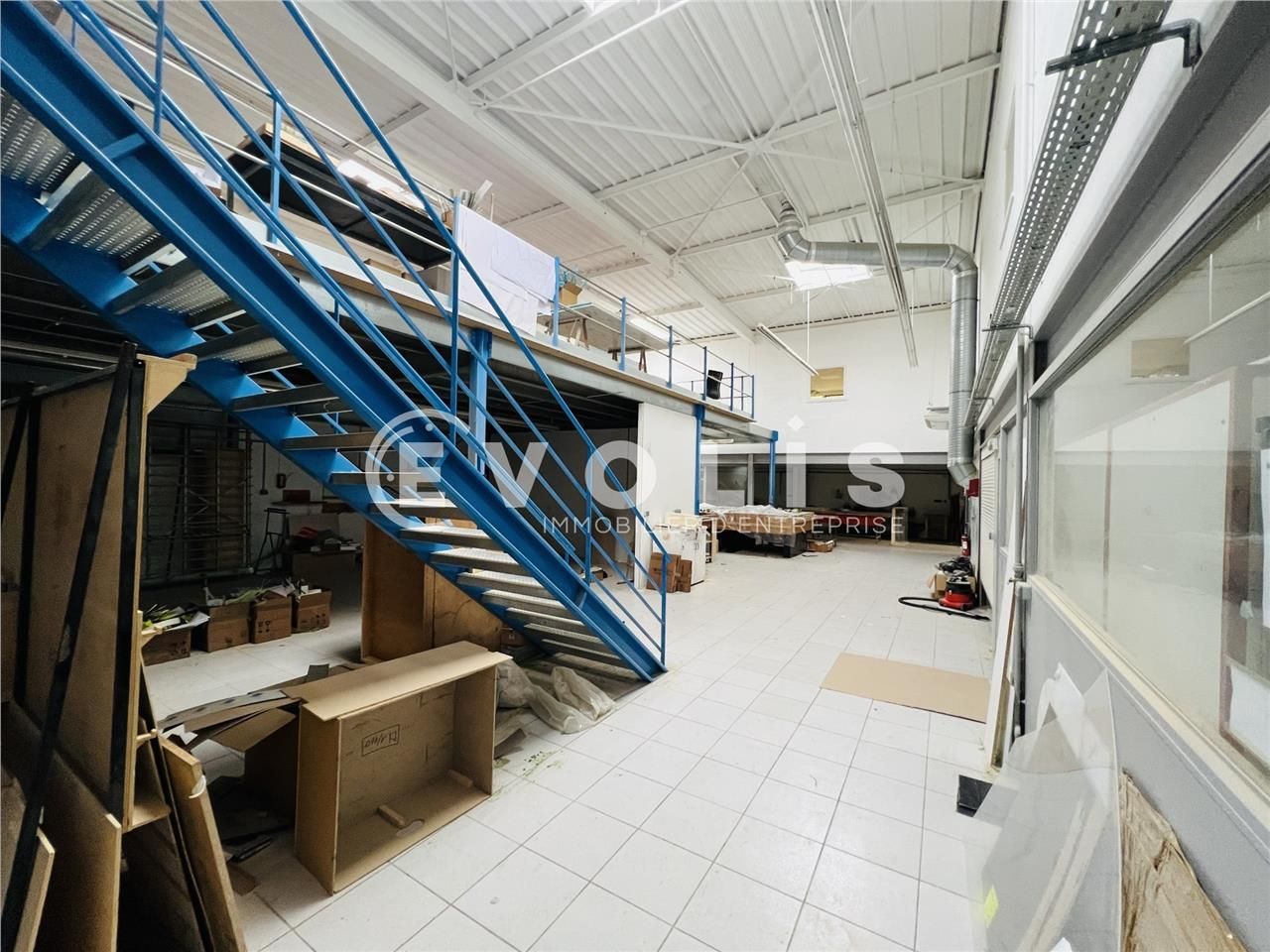 À proximité immédiate de la Francilienne (N104), 