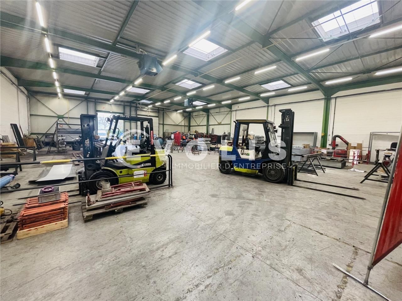 A proximité immédiate de la Francilienne N104, au