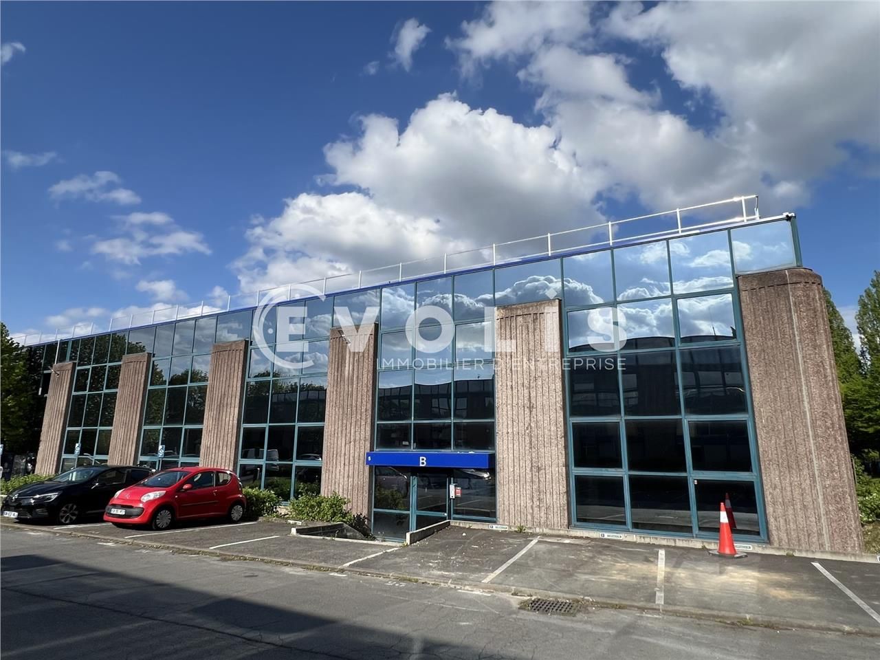 À proximité immédiate de l'autoroute A4, avec une