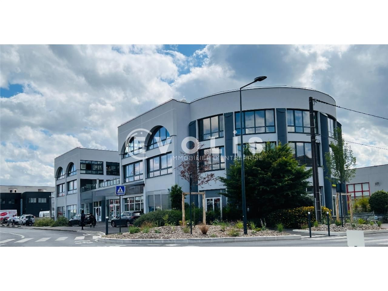 Situé au coeur de la zone commerciale dynamique «